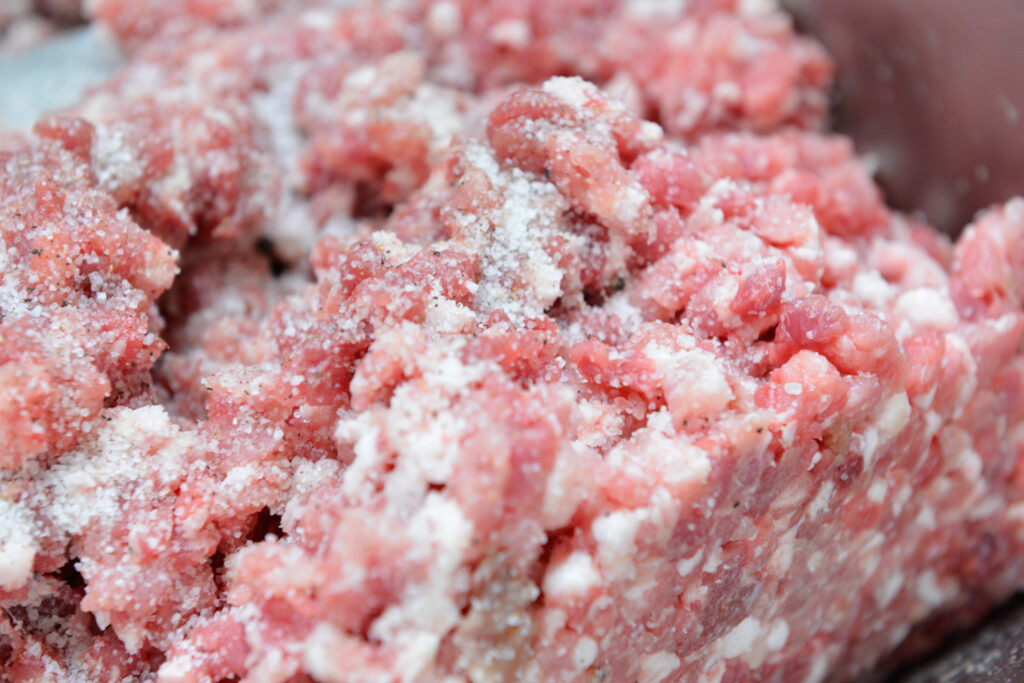 Impasto di carne suina durante la lavorazione del salame nel Gruppo Azzoni. La fermentazione è una fase fondamentale del processo di trasformazione dei salumi stagionati.